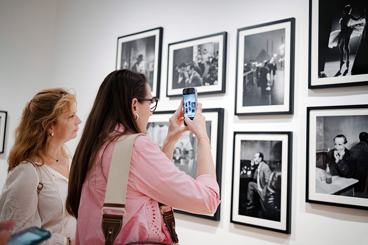 Sergide Fotoğraf Çekme Rehberi: Galeri ve Müzede Daha İyi Fotoğraf İçin 9 Altın Kural