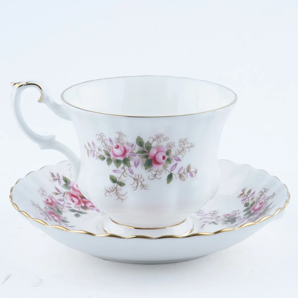 Royal Albert Çay Fincanı – İngiliz Zarafetinin Simgesi/ Lavender Rose